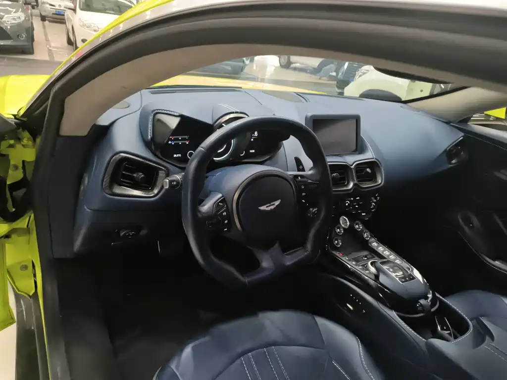 ASTON MARTIN V8 VANTAGE