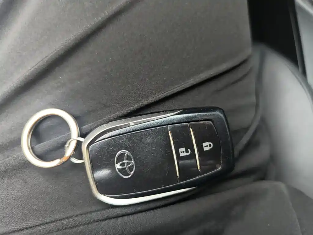 Toyota RAV4 — миниатюра 9