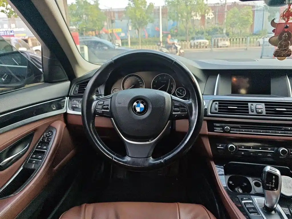 BMW 5 Series — миниатюра 7