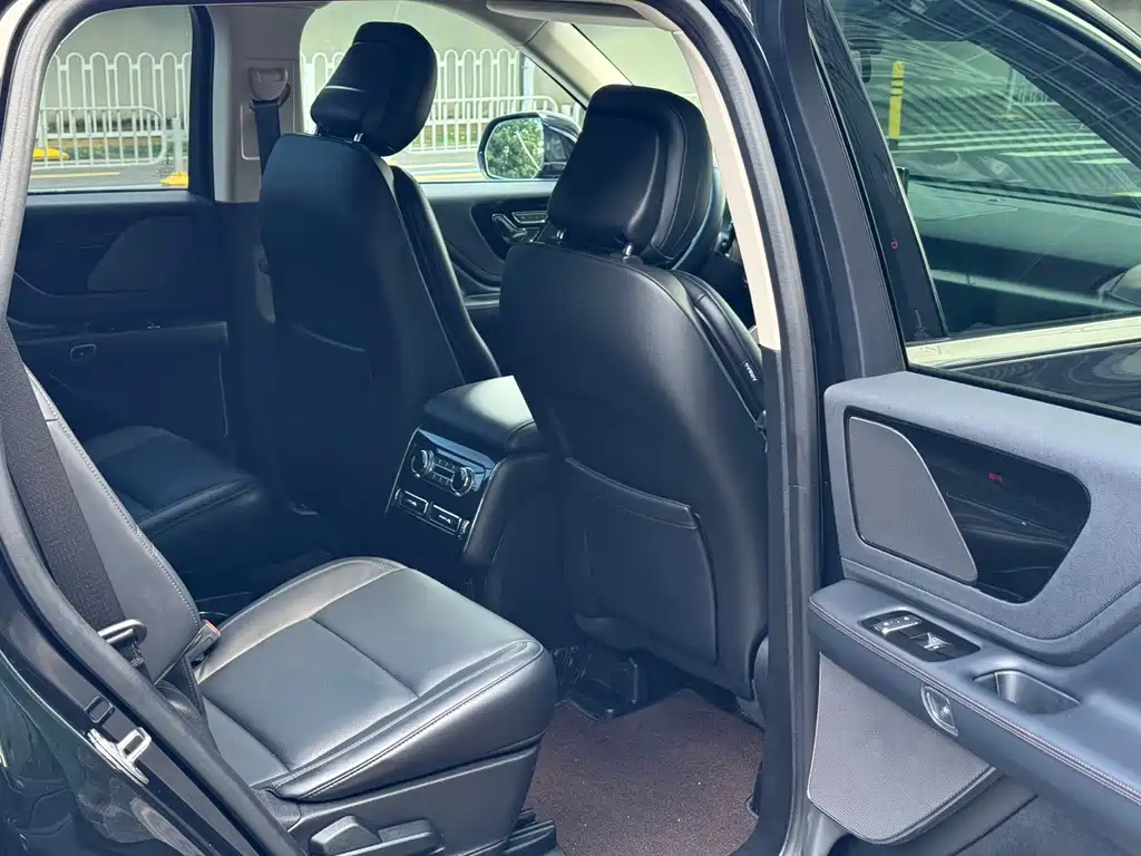 Lincoln Aviator — миниатюра 11