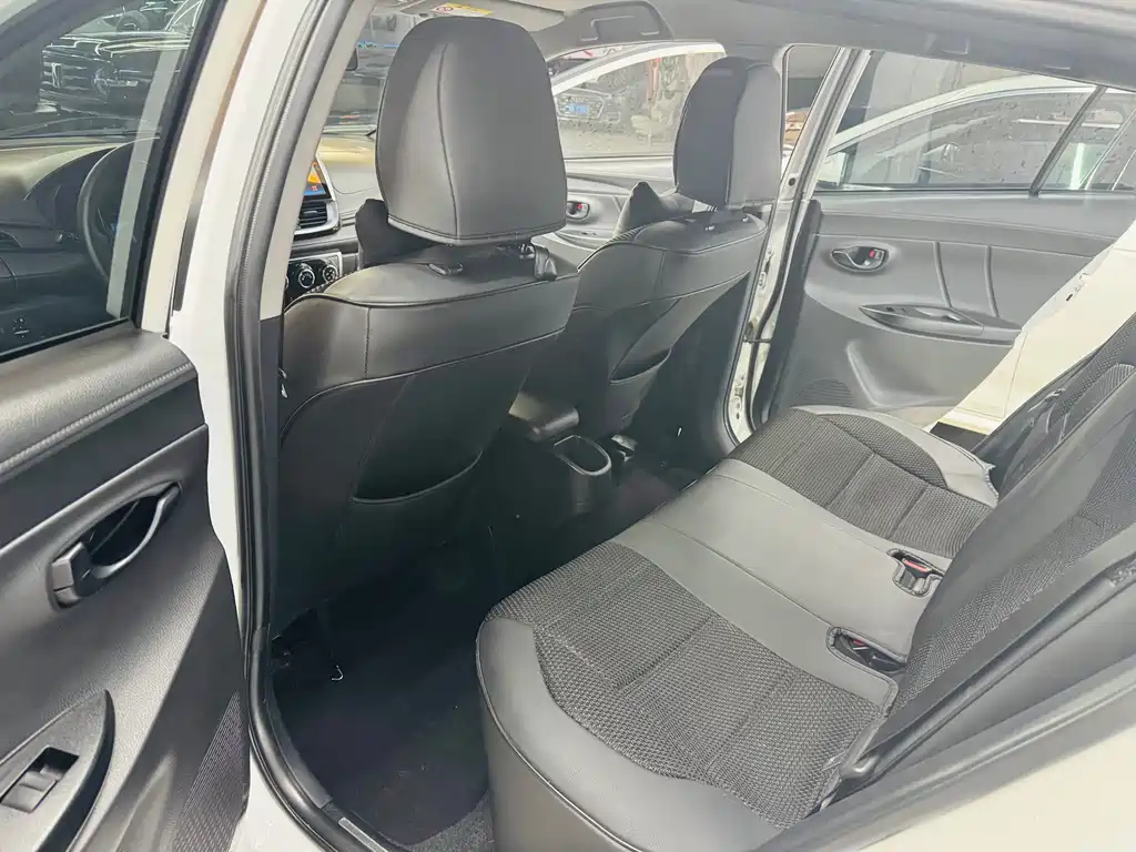 Toyota Yaris L — миниатюра 5