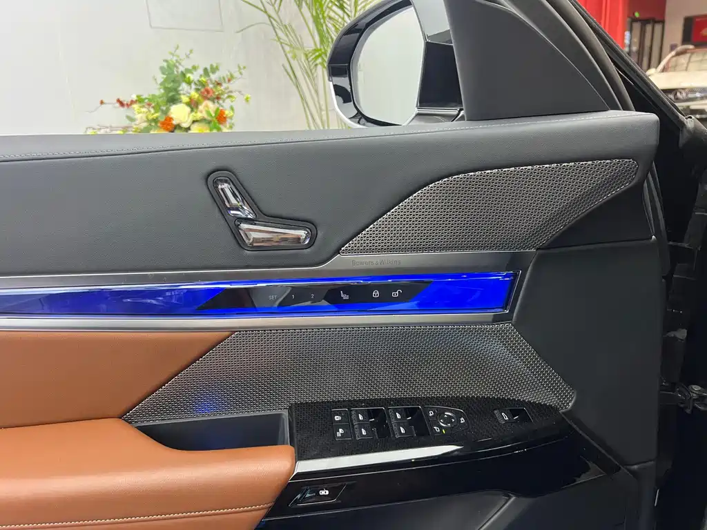 BMW 7 Series — миниатюра 11