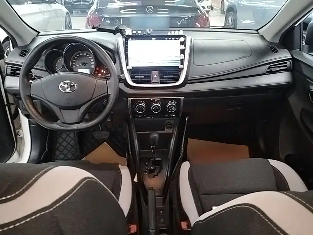 Toyota Yaris L — миниатюра 10