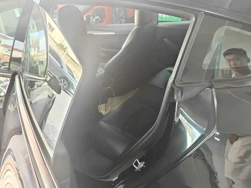 Tesla Model 3 — миниатюра 3