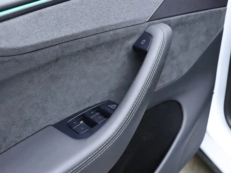 Tesla Model Y L — миниатюра 9
