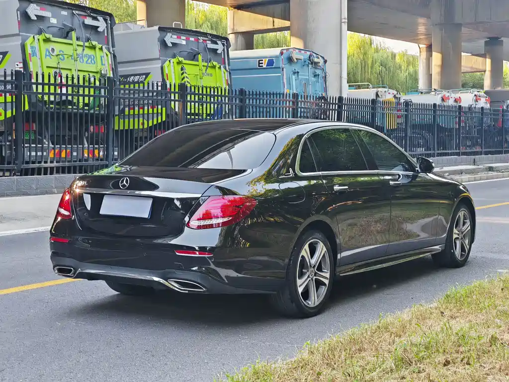 Mercedes-Benz E-Class — миниатюра 4