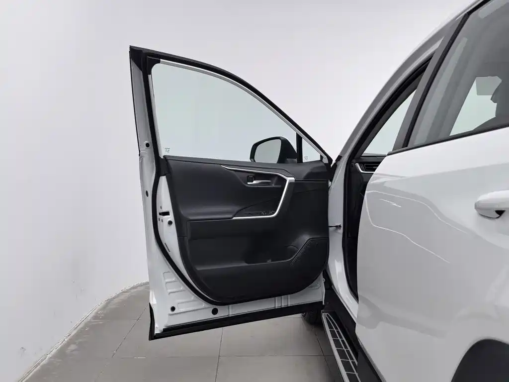 Toyota RAV4 — миниатюра 8