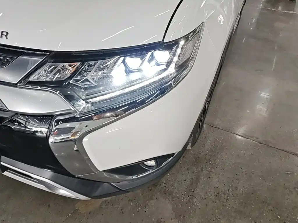 Mitsubishi Outlander — миниатюра 24