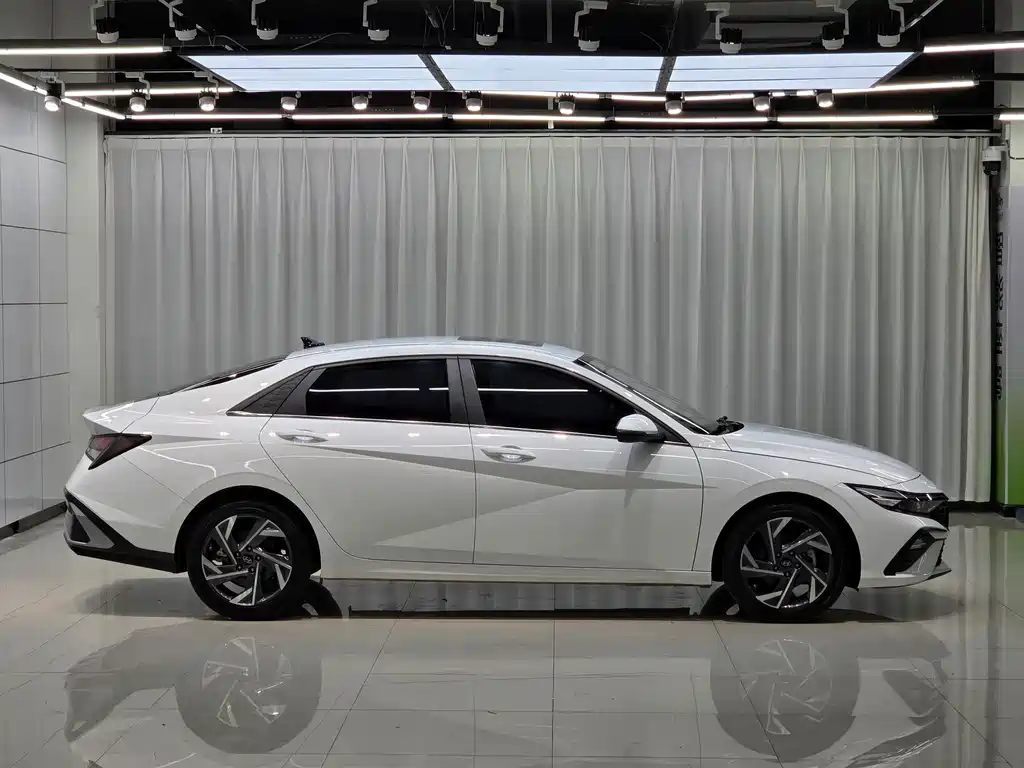 Hyundai Elantra — миниатюра 4