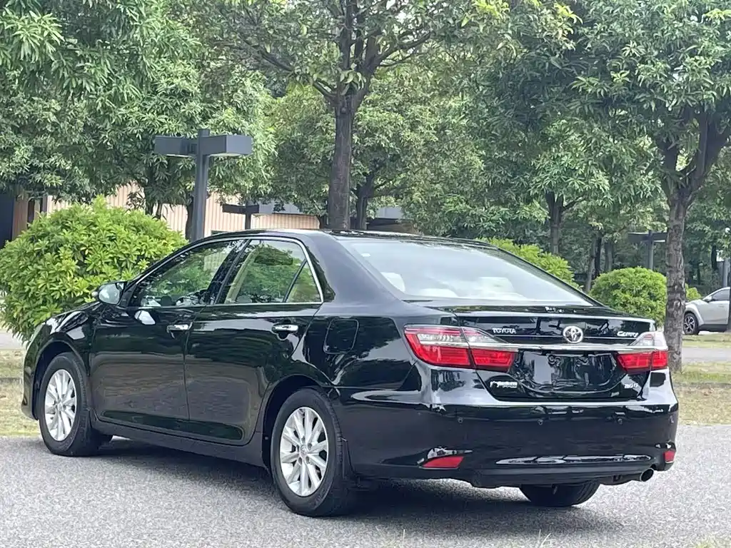 Toyota Camry — миниатюра 10