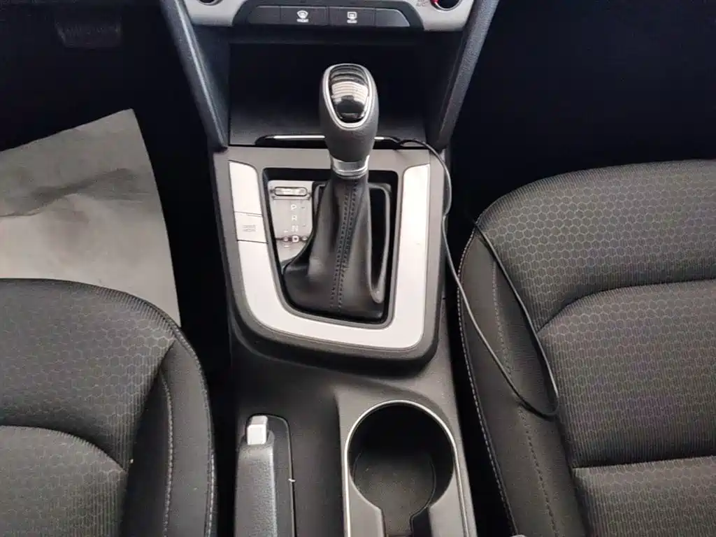 Hyundai Elantra — миниатюра 14