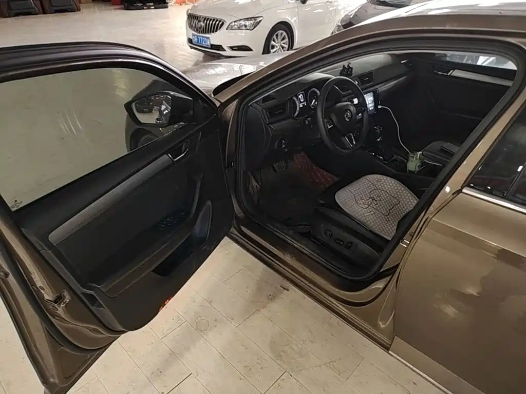 Skoda Superb — миниатюра 16