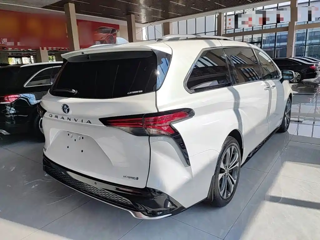 Toyota Granvia — миниатюра 7