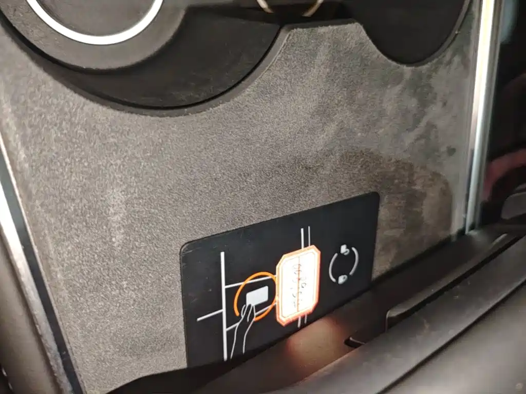 Tesla Model Y — миниатюра 9