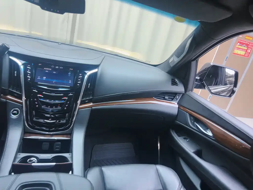 Cadillac Escalade — миниатюра 17