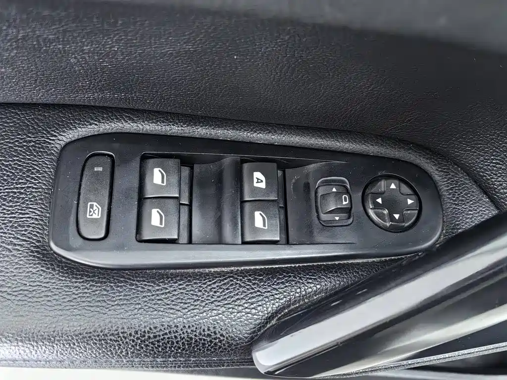 Peugeot 308 — миниатюра 9