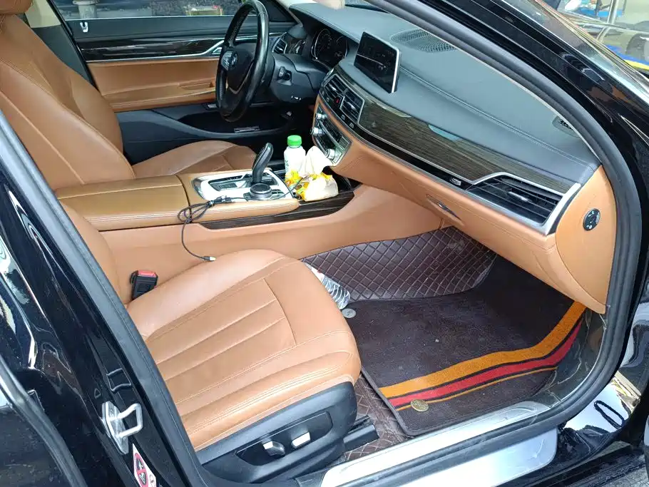 BMW 7 Series — миниатюра 8