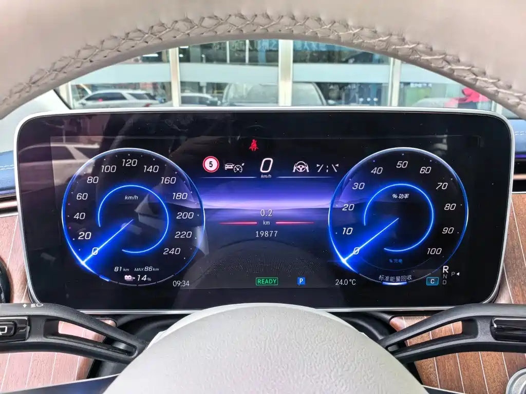 Mercedes-Benz EQE SUV — миниатюра 11