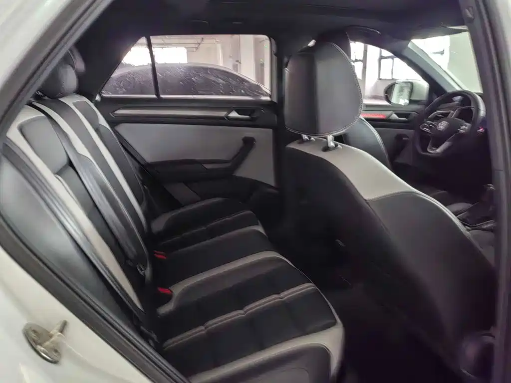 Volkswagen T-Roc — миниатюра 10