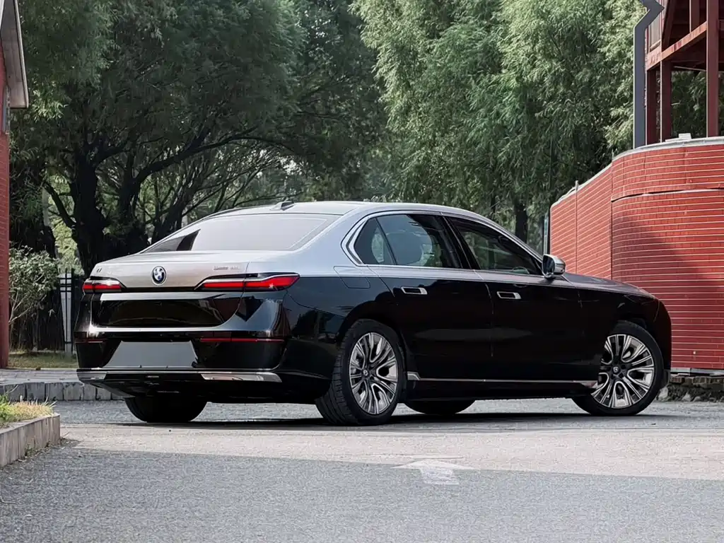 BMW i7 — миниатюра 4