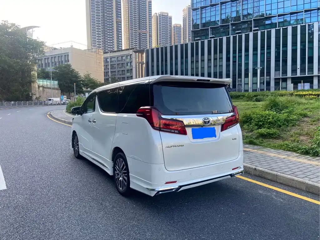 Toyota Alphard — миниатюра 5