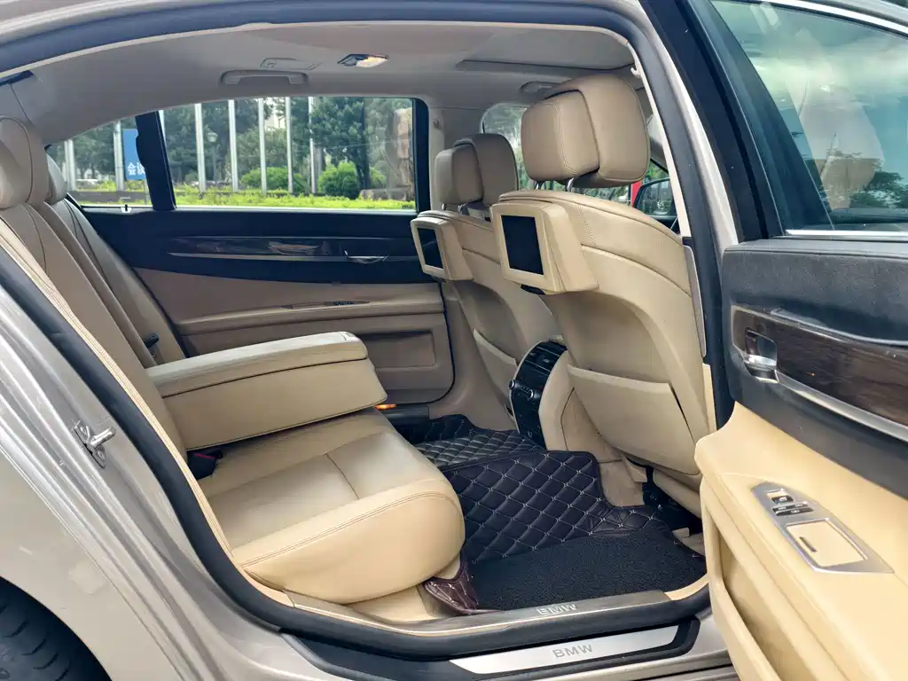 BMW 7 Series — миниатюра 12