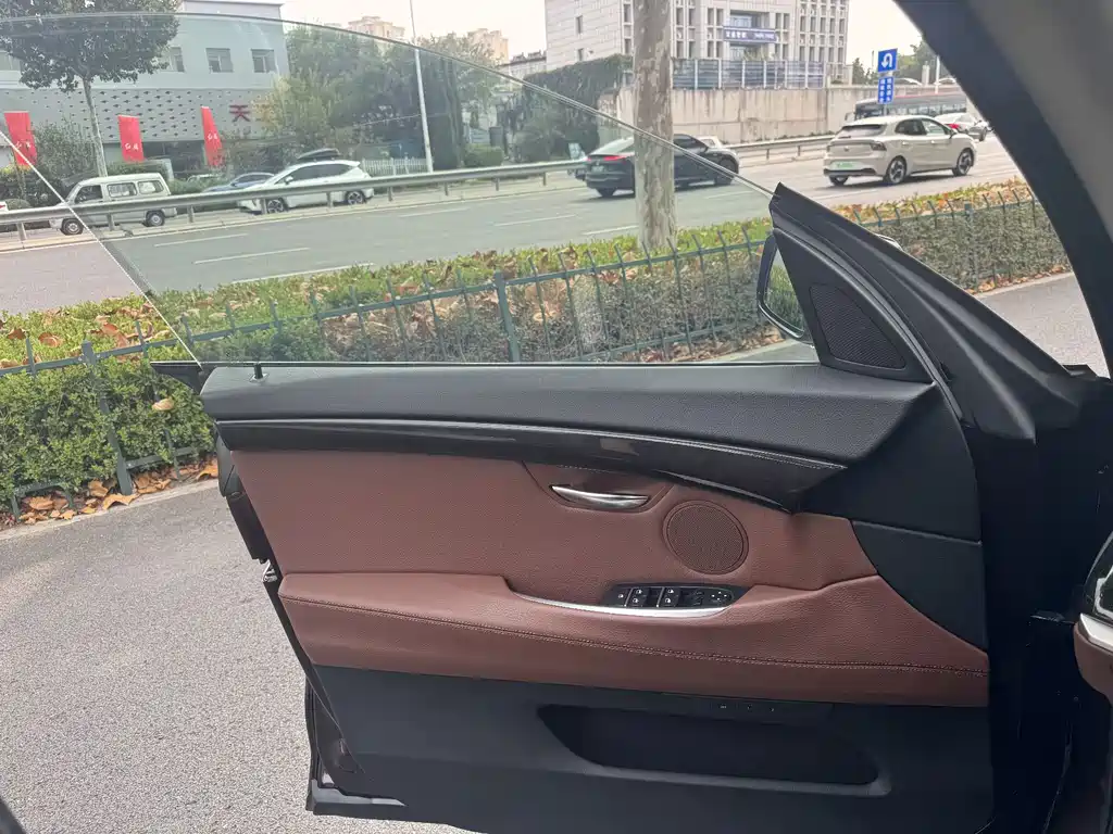 BMW 5 Series GT — миниатюра 14