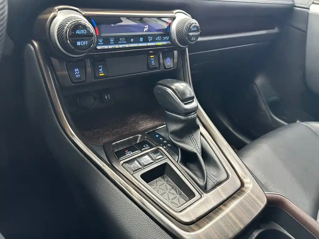 Toyota RAV4 — миниатюра 7