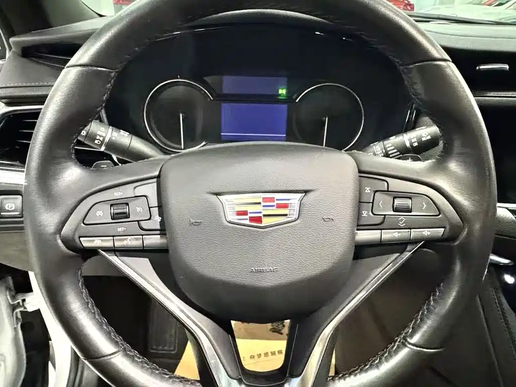 Cadillac XT6 2021 28T мест