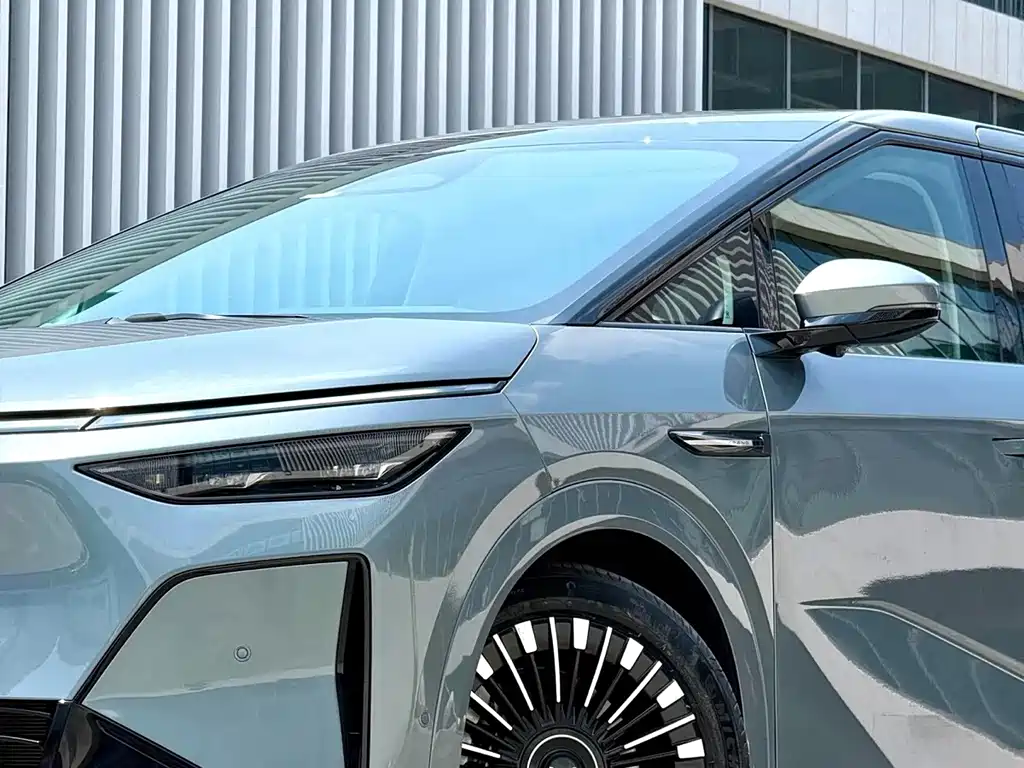 XPeng X9 — миниатюра 2