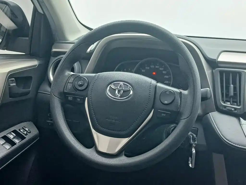 Toyota RAV4 — миниатюра 7