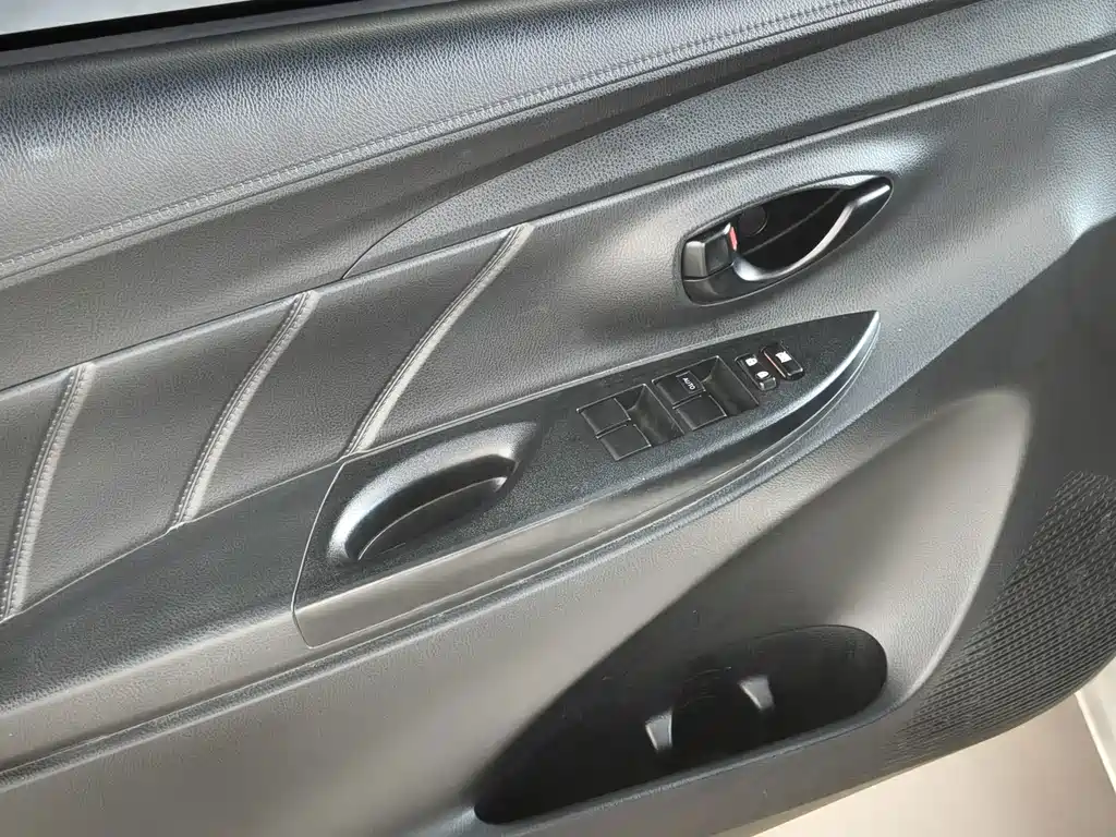 Toyota Yaris L — миниатюра 13