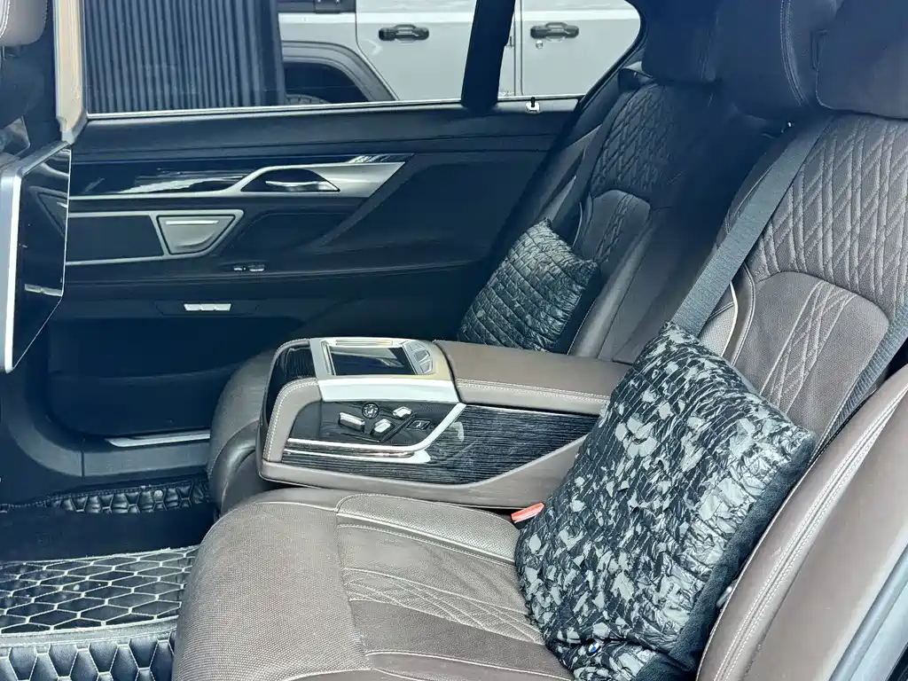 BMW 7 Series — миниатюра 9