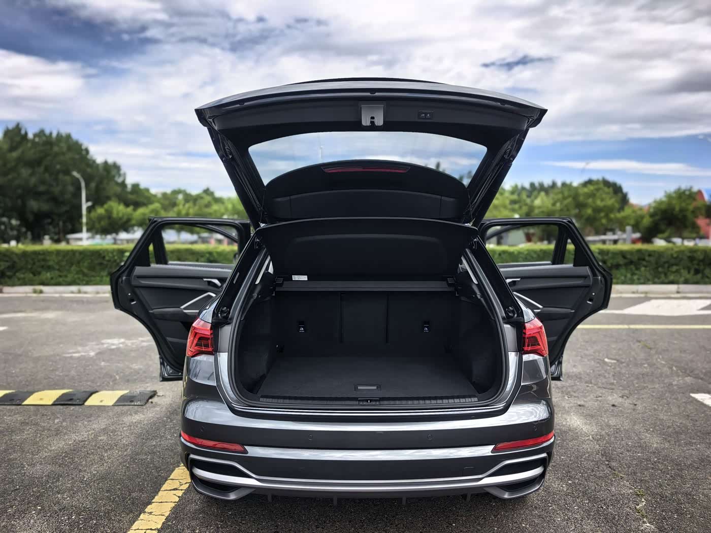 Audi Q3 1.4 л 2022 г. Серебристо-серый, пробег 35000 км