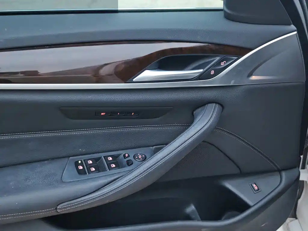 BMW 5 Series — миниатюра 12