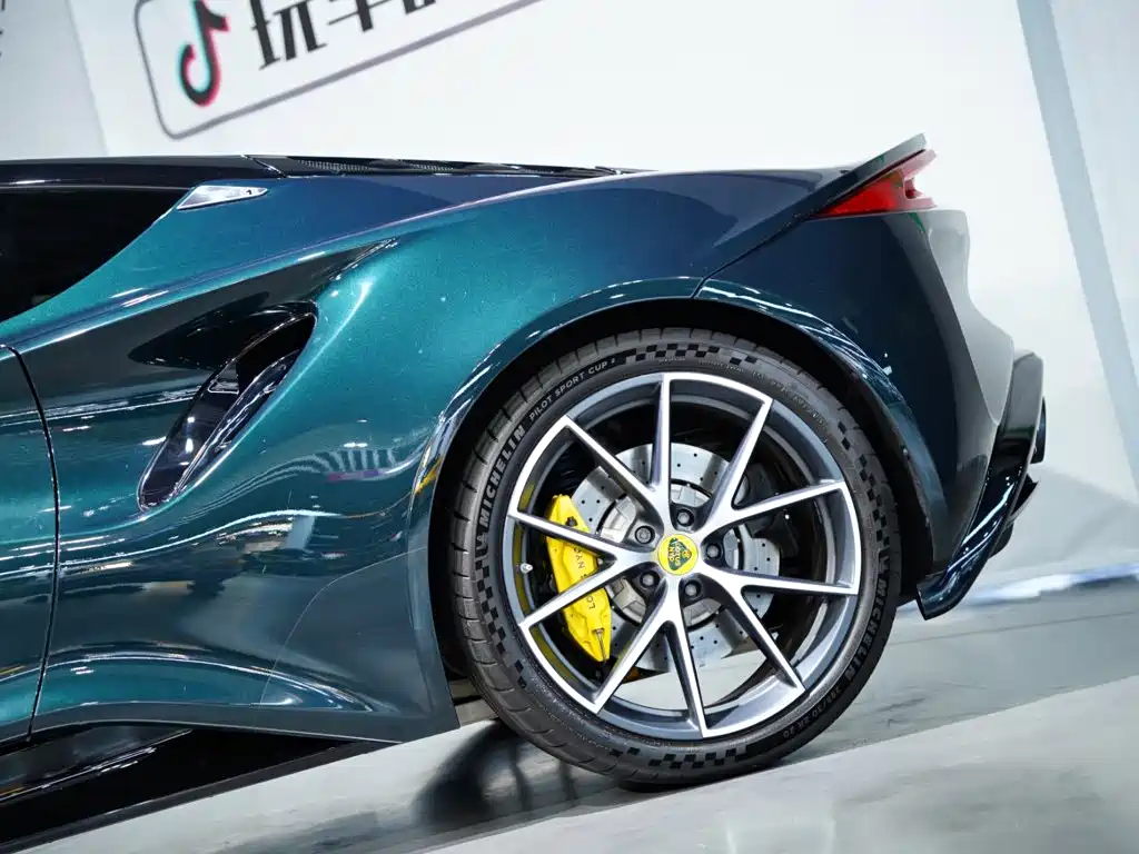 Lotus Emira — миниатюра 5