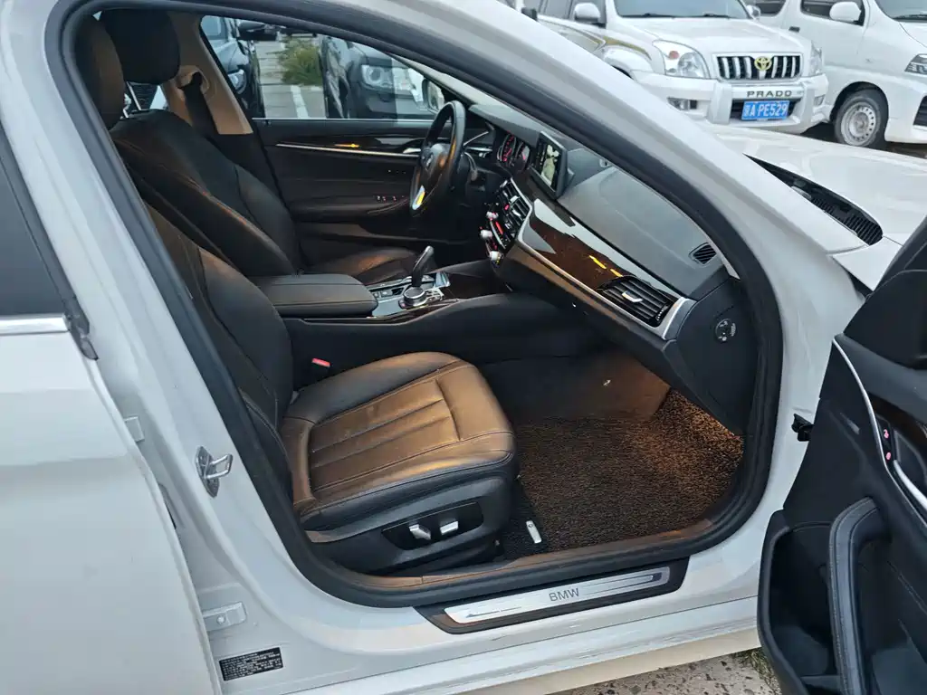 BMW 5 Series — миниатюра 10