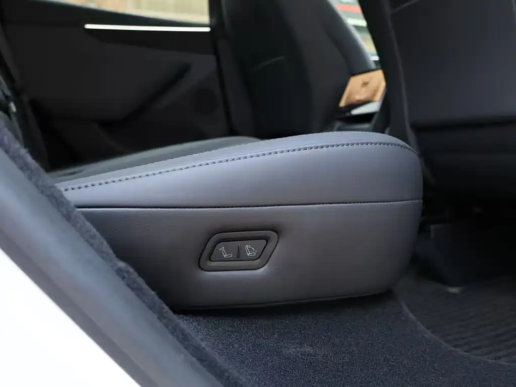 Tesla Model Y — миниатюра 10