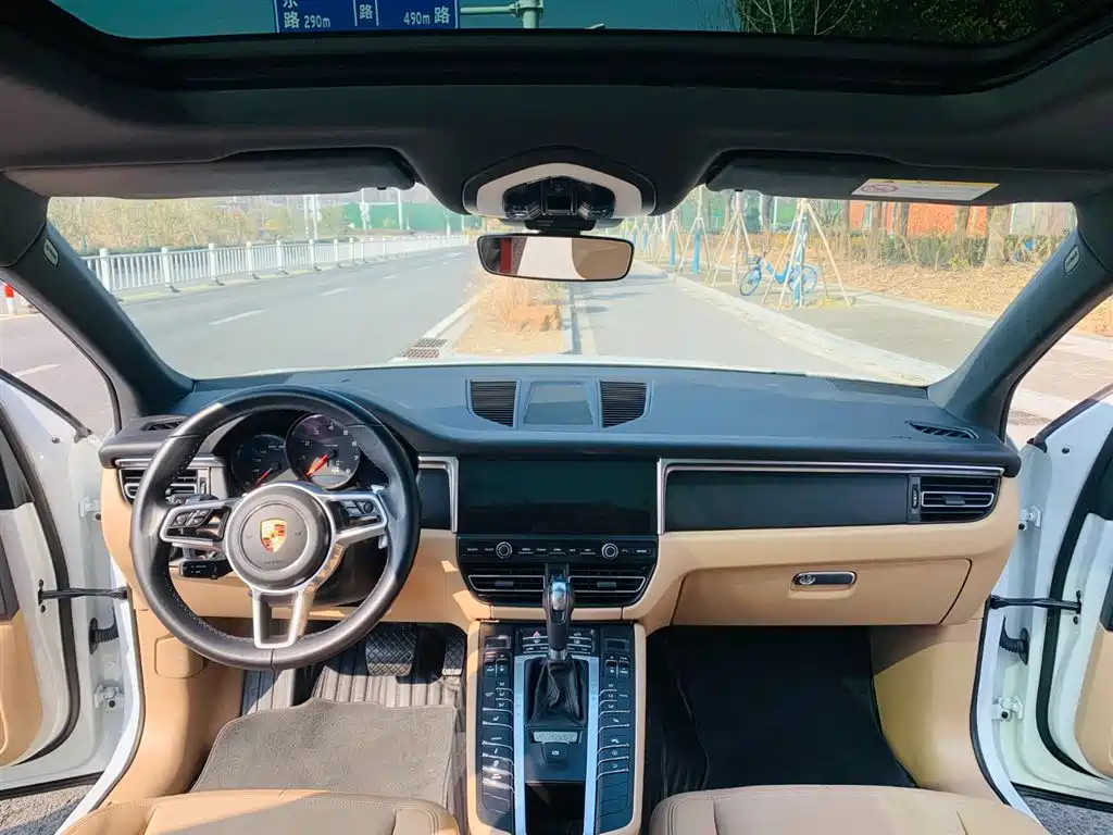 PORSCHE MACAN