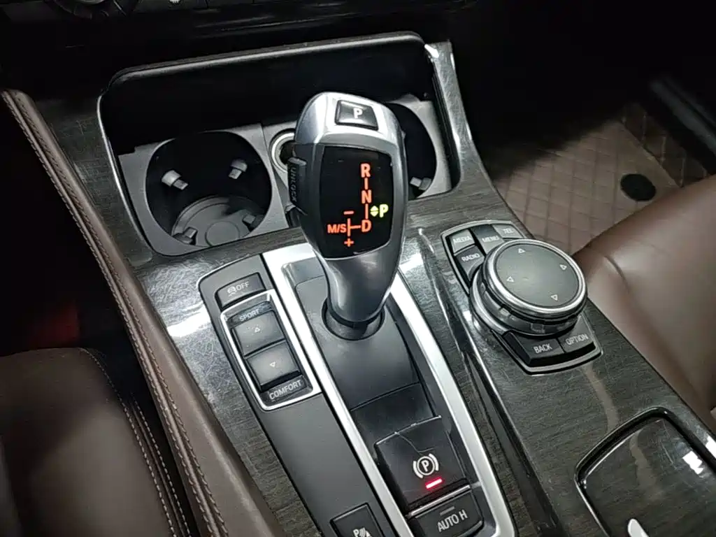 BMW 5 Series — миниатюра 14