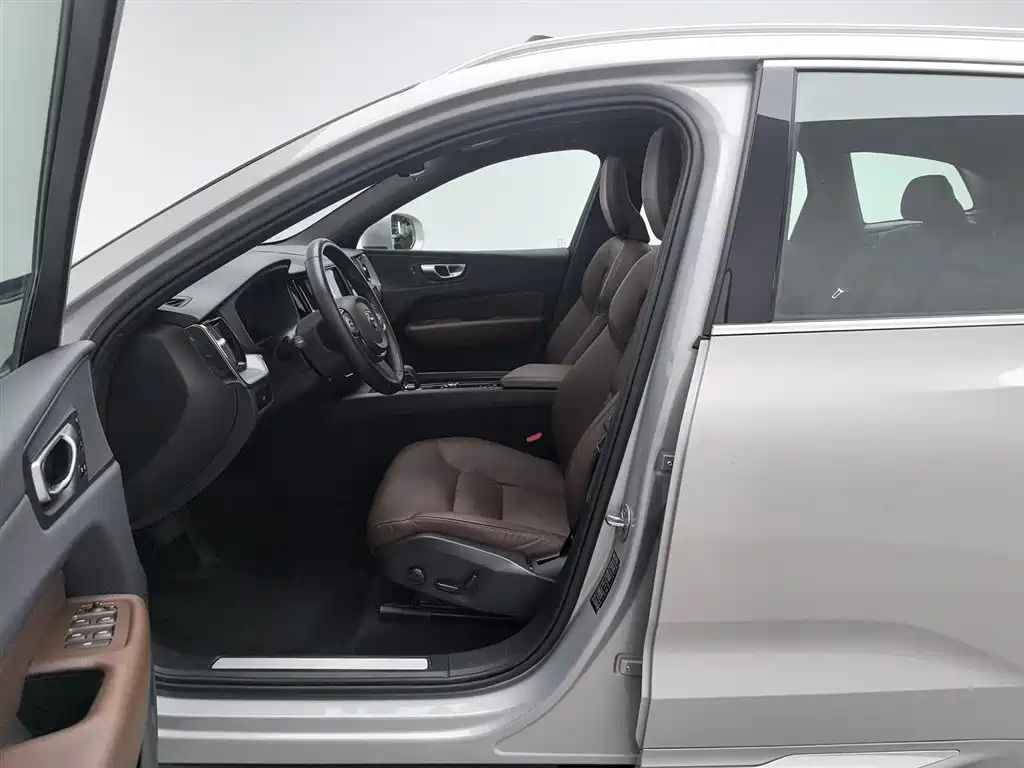 Volvo XC60 2024 B5 Luxury