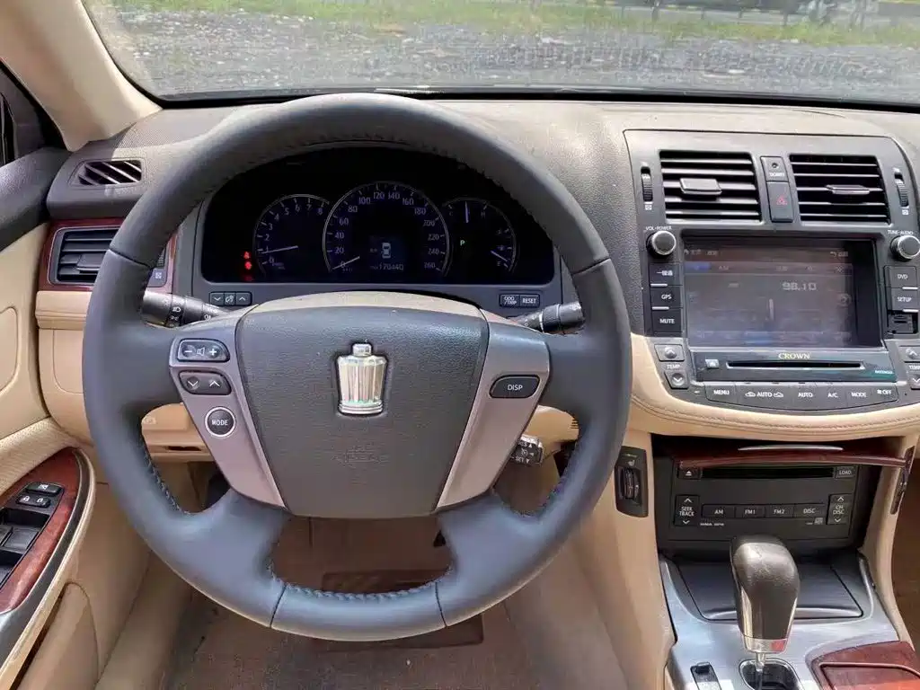 Toyota Crown — миниатюра 9