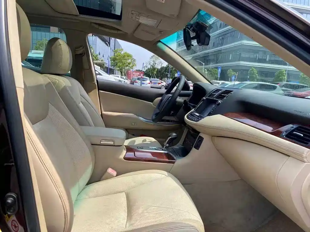 Toyota Crown — миниатюра 6