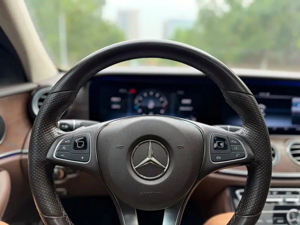 Mercedes-Benz E-Class — миниатюра 7