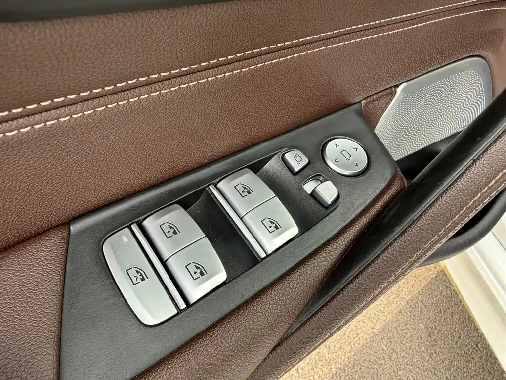 BMW 5 Series — миниатюра 5