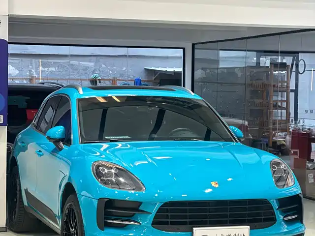 PORSCHE MACAN