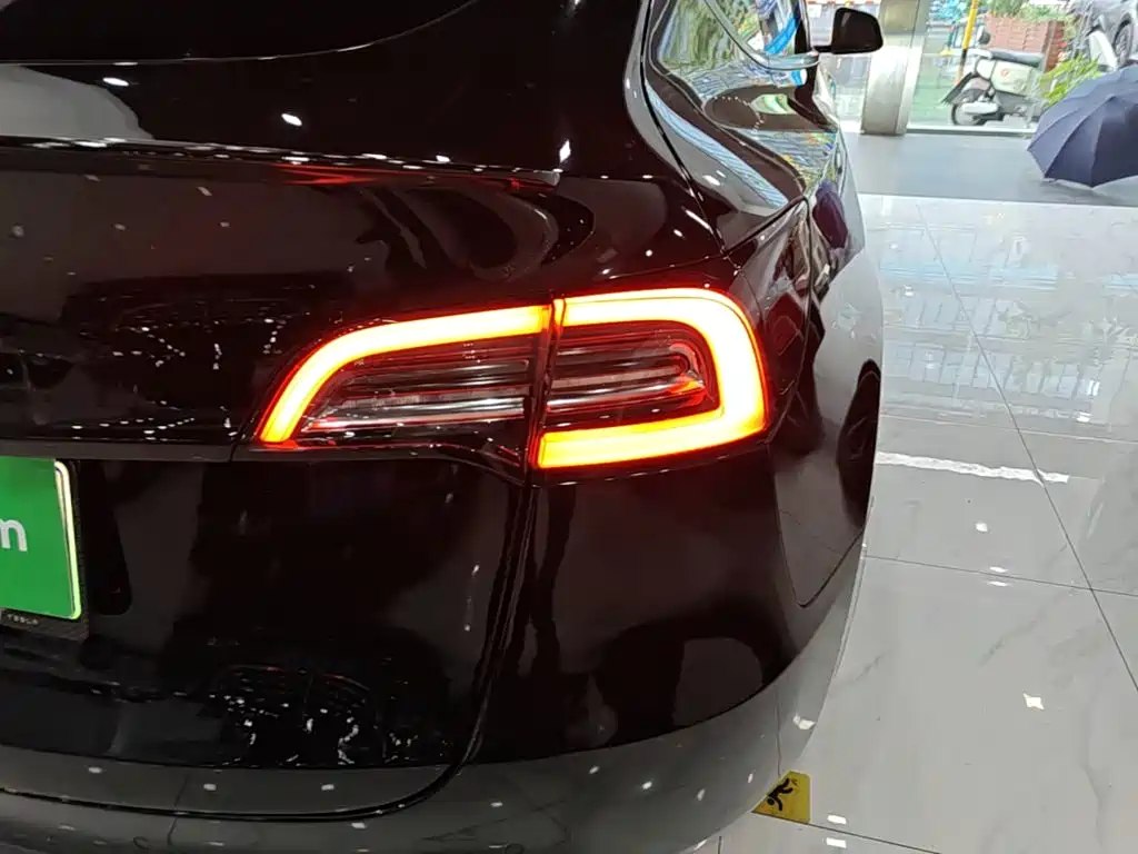 Tesla Model Y — миниатюра 8
