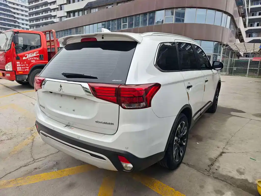 MITSUBISHI OUTLANDER