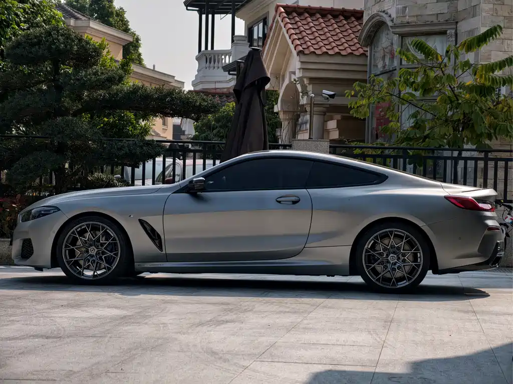 BMW 8 SERIES
