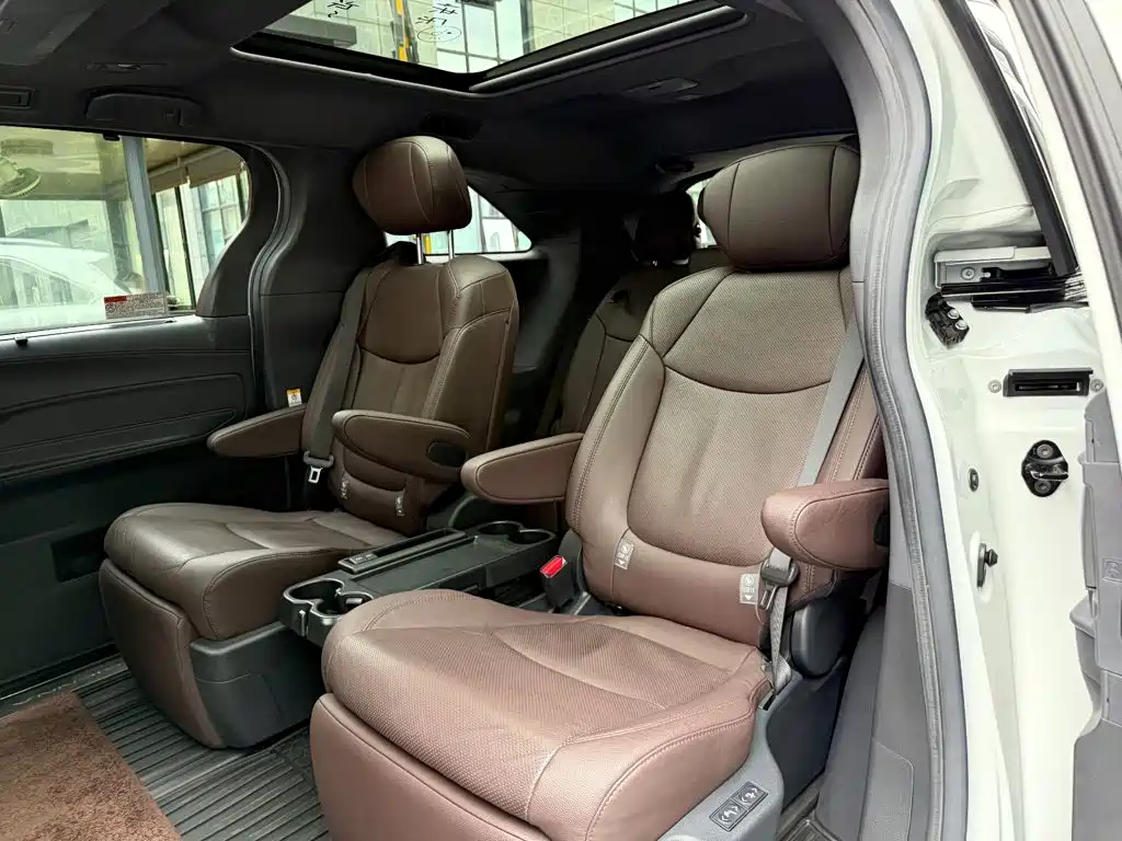 Toyota Sienna — миниатюра 12